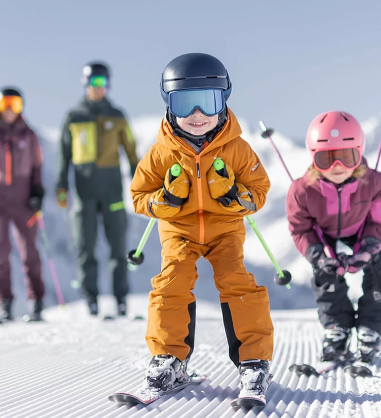 Kinder beim Skifahren in der Zillertal Arena