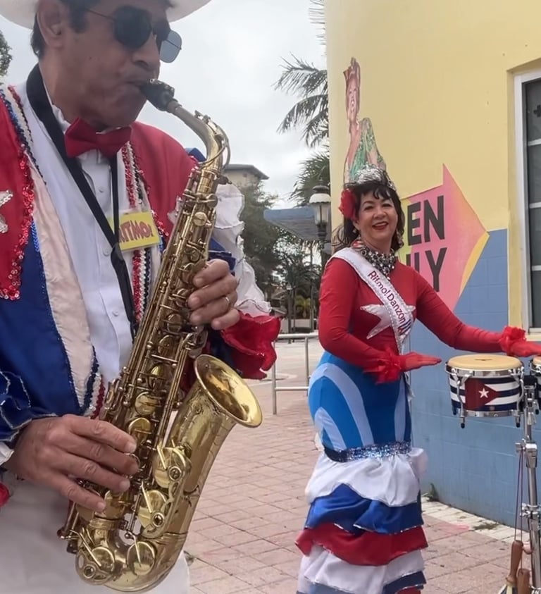 Foclor cubano en la Calle Ocho Miami