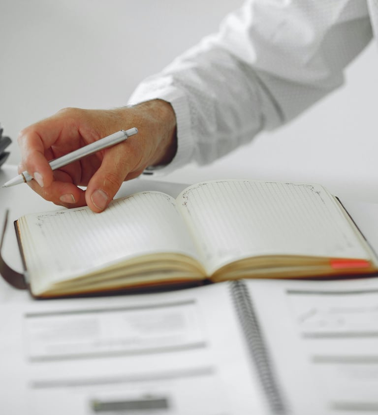 Mężczyzna przewracający kartki w kalendarzu. Zachęta potencjalnego klienta do kontaktu.