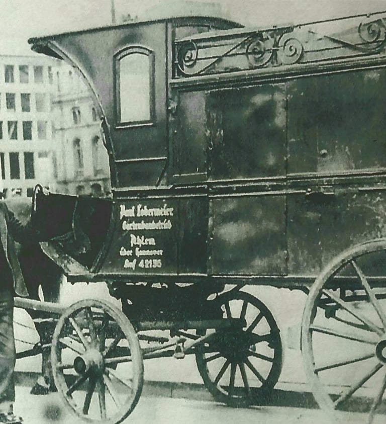 Gärtnerei früher: Alte Kutsche mit Kutscher und Pferden