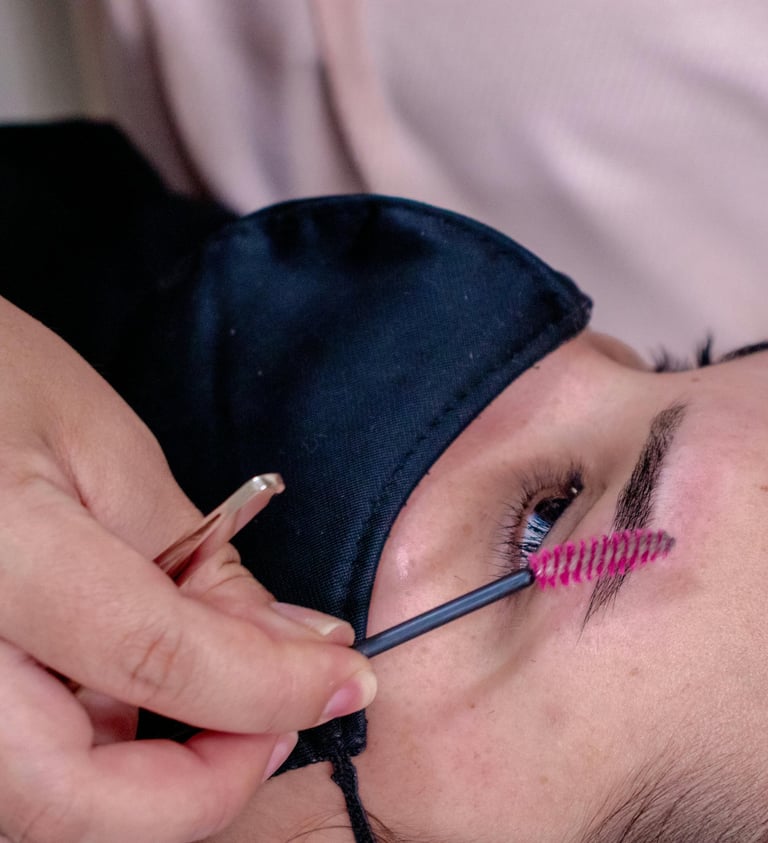 Especialista realizando un cepillado en ceja de una clienta