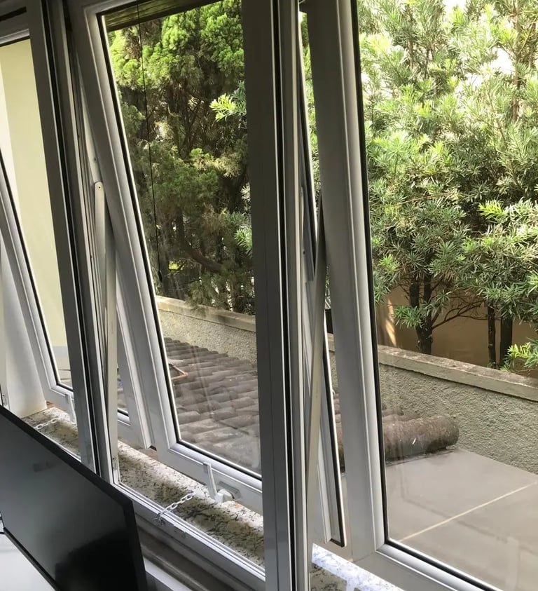 Instalação profissional de corrente limitadora para janela de apartamento na Zona Sul de São Paulo