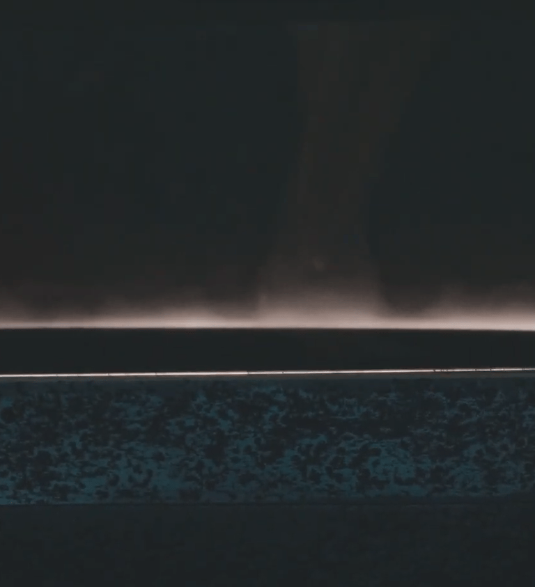 Control de calidad artesanal en tijeras de peluquería profesionales con brillo mínimo.