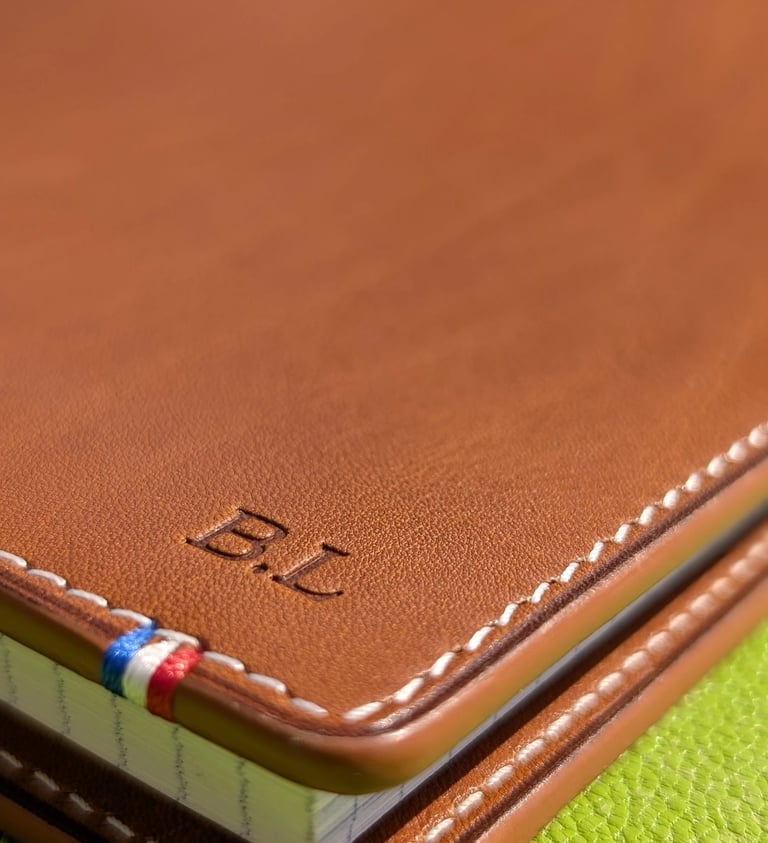 initiales marquées à chaud sur cuir