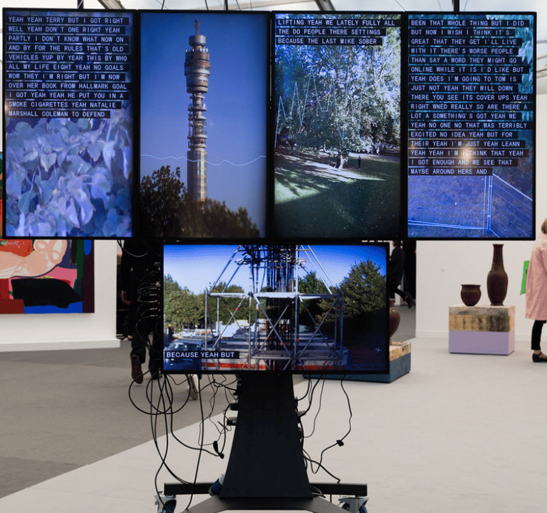 Cory Arcangel: Artista pós-conceitual americano, Arcangel trabalha em diversas mídias.