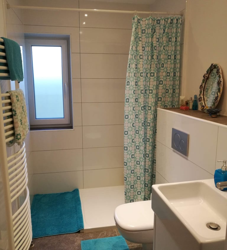 das blitzblanke Badezimmer