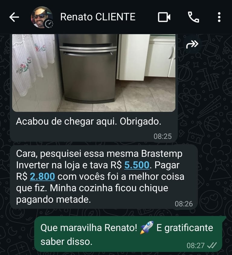 Geladeira seminova entregue e instalada na cozinha de cliente satisfeito em Contagem.