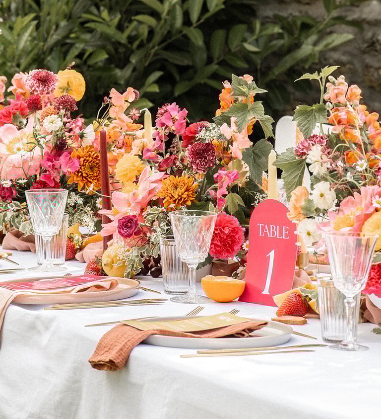 Centres de table aux couleurs vives avec pivoines et fleurs de saison. Photo @Chloé Artières