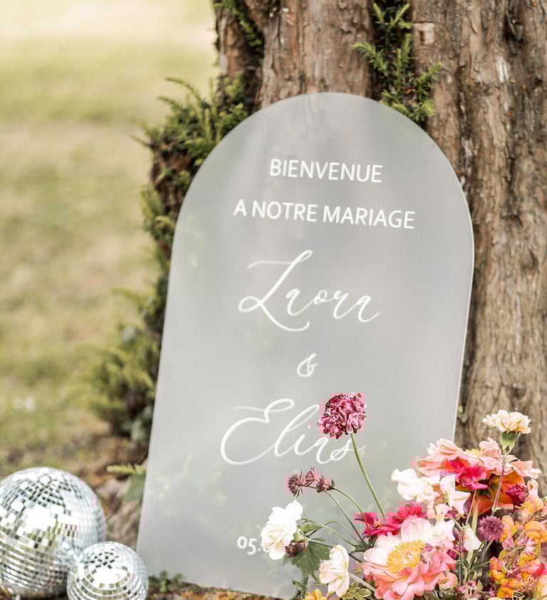 Panneau de bienvenue mariage avec des fleurs colorées et de saison - pivoines. Photo @Chloé Artières