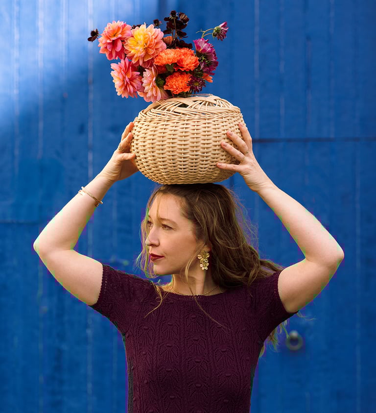 Shooting photo pour accessoires, paniers et bijoux avec des fleurs. Photographe Motoutcourt