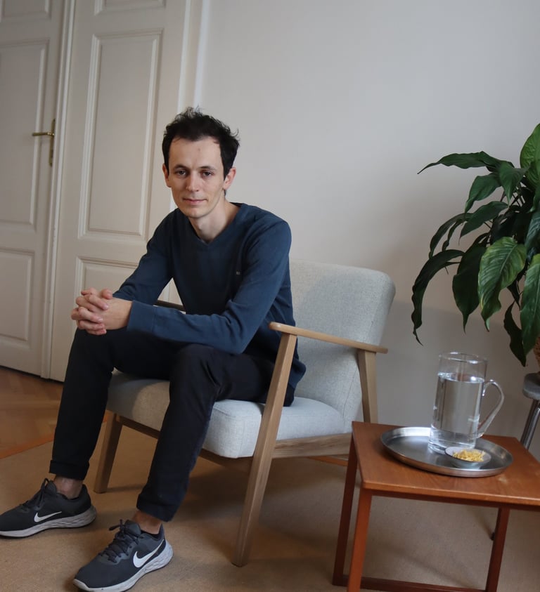 Psychologe Bruno Amanshauser in seiner Praxis sitzend