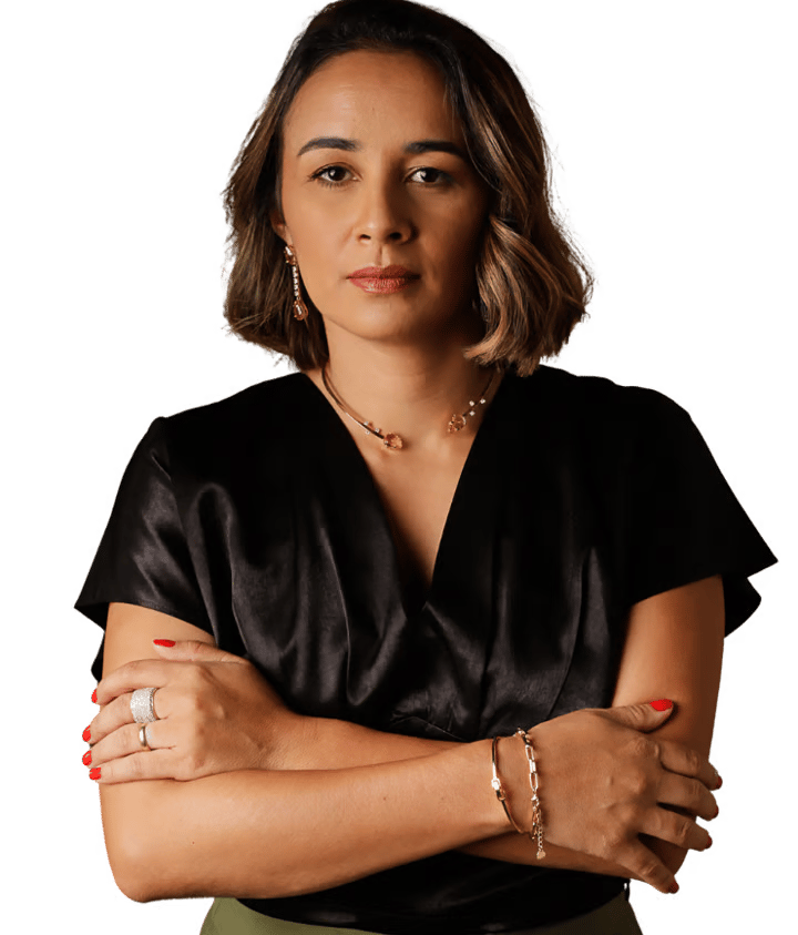 Advogada Diana Guedes de Braços Cruzados Vestindo um camisa preta