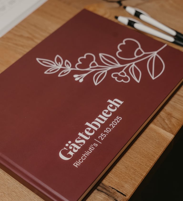 Minimalistisches Gästebuch Cover im Hochzeitsdesign.