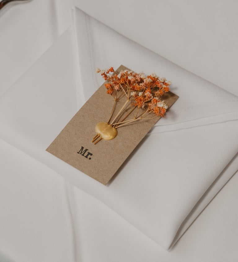 Tischkarte aus Kraftpapier mit Trockenblumen und goldenem Wachssiegel, «Mr».