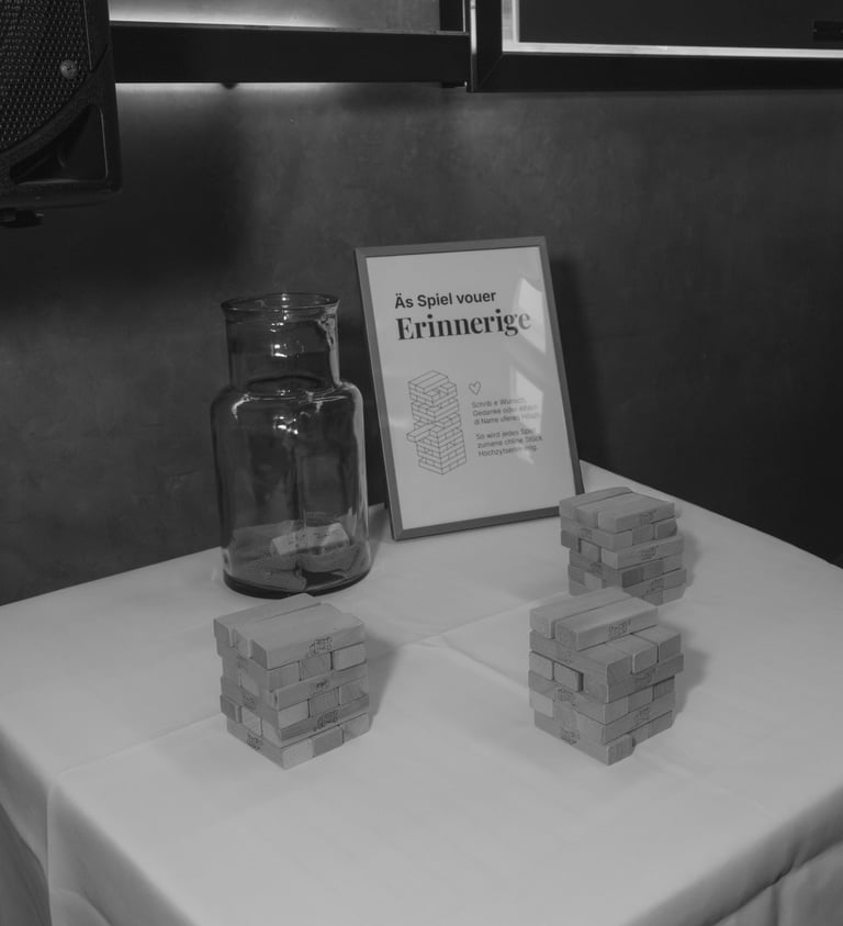 Jenga Spiel als Gästebuch mit beschriftbaren Holzsteinen.