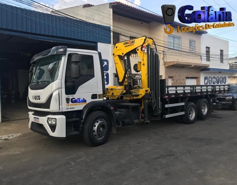 Frota de caminhões munck prontos para atendimento em Goiânia