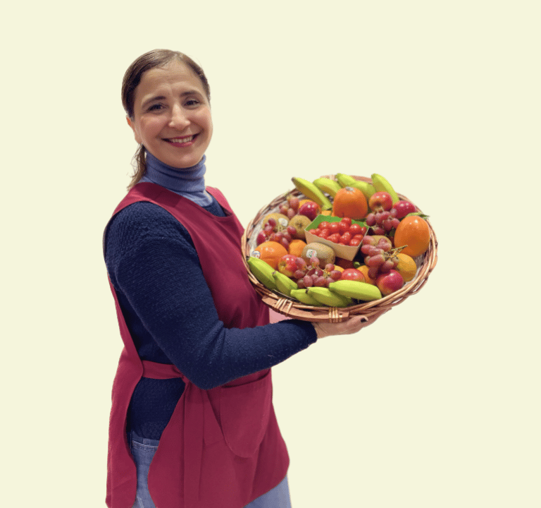 Panier en osier naturel composé d'un assortiment de fruits soigneusement choisis