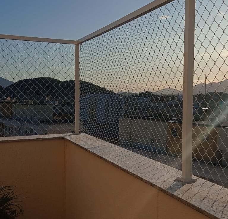 rede de proteção fixada com tubos de alumínio em cobertura