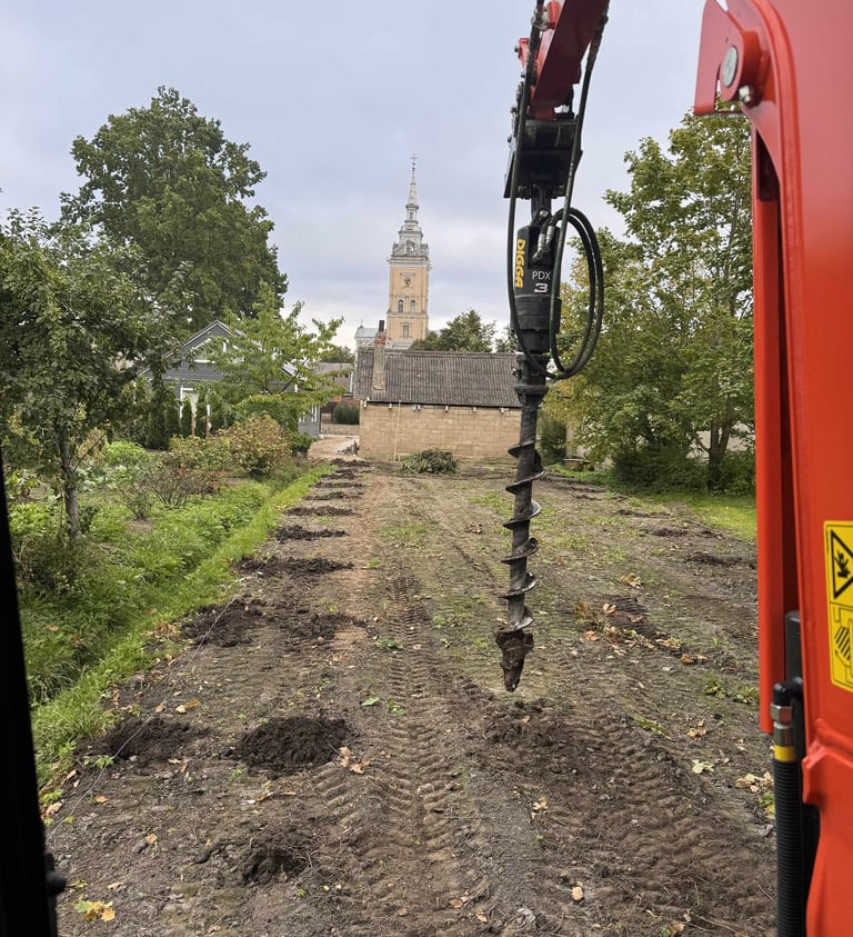 poliu grezimas segmentinei tvorai, 150mm diametro poliu graztas, bus statoma segmentine tvora