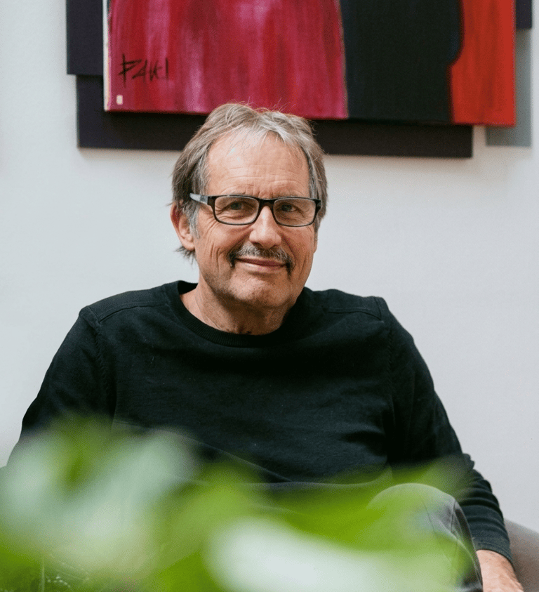 Portrait de Daniel Pierrard, artiste sculpteur et créateur d'art contemporain - Studio Pierrard