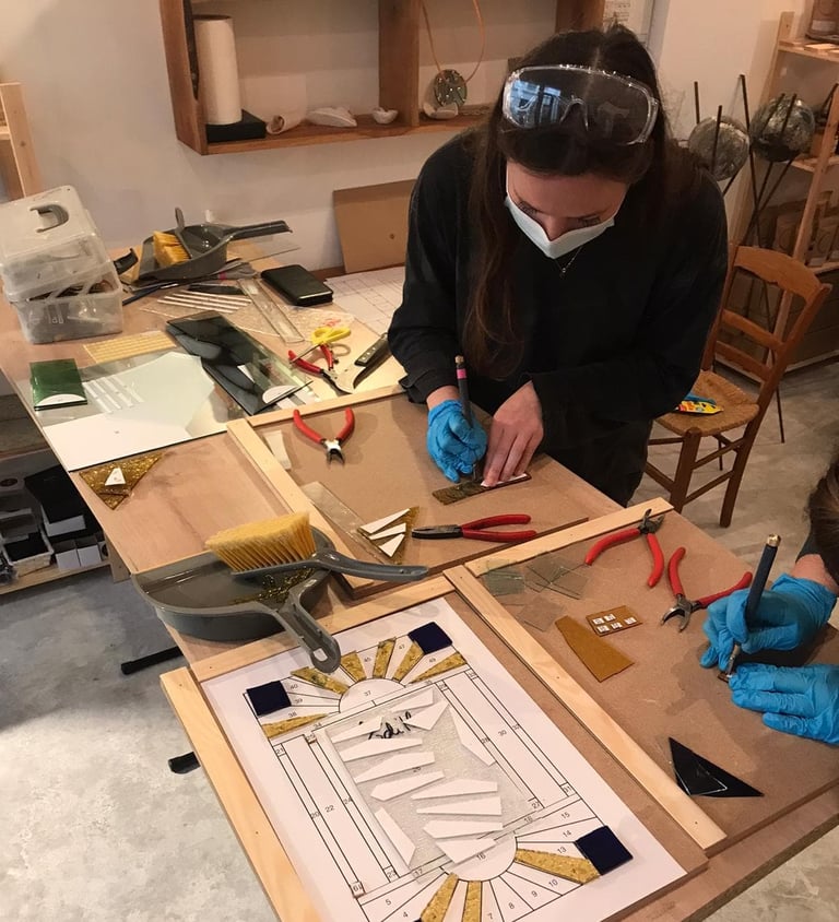 Cours & stage d'initiation au vitrail à Paris - coupe du verre