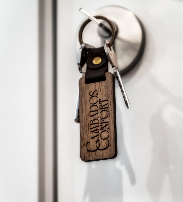 un llavero indicando el nombre de los apartamentos