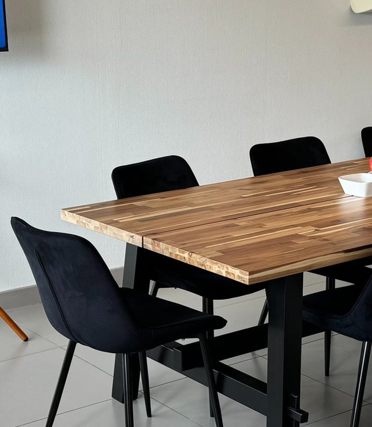 Salle de réunion et de détente avec écran connecté