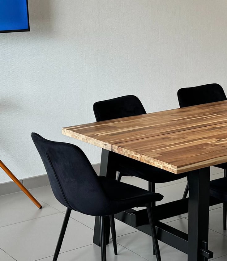 Salle de réunion et de détente avec écran connecté