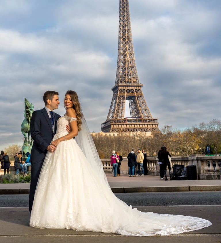 "Pareja heterosexual casada bajo la Torre Eiffel en París, celebrando su boda y su amor."