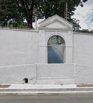 imagem mostra a fachada do cemiterio da Penha da velar em sao paulo