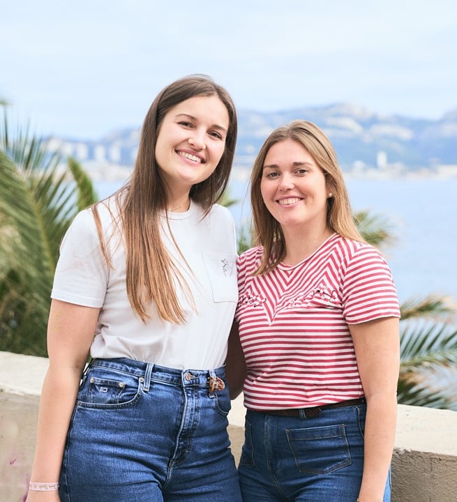 two girlfriends smiling at anse de la fausse monnaie marseille