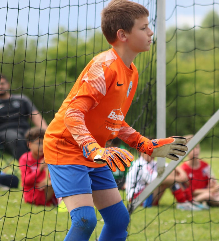 enfant dans les cages de foot