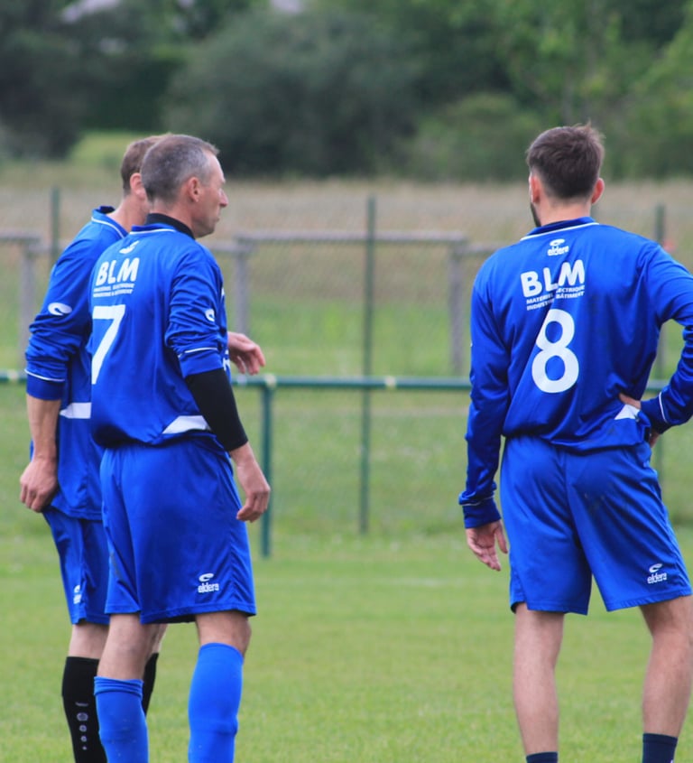 3 adultes jouant au foot