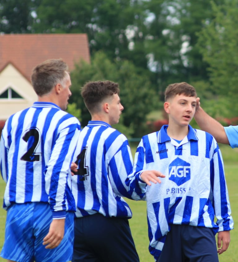 3 adultes en tenue de foot