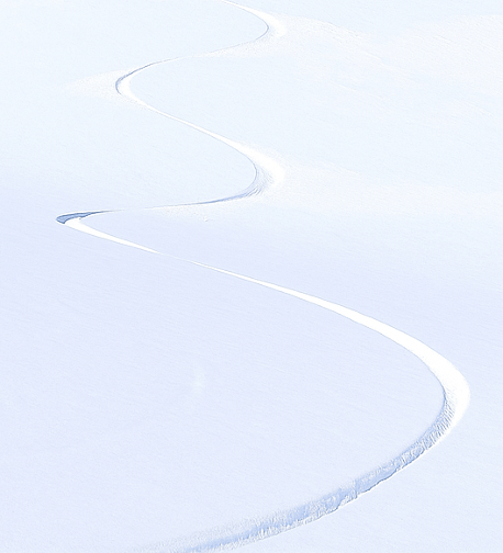 Prima traccia in neve fresca sulle montagne olimpiche del Sestriere, nel comprensorio internazionale della Vialattea