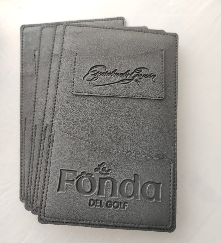 Portacuentas de similcuero para restaurant grabado con logotipo de bodega y bar
