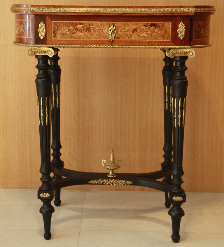 Ambachtelijke meubelrestauratie van Napoleon-III naaitafeltje.