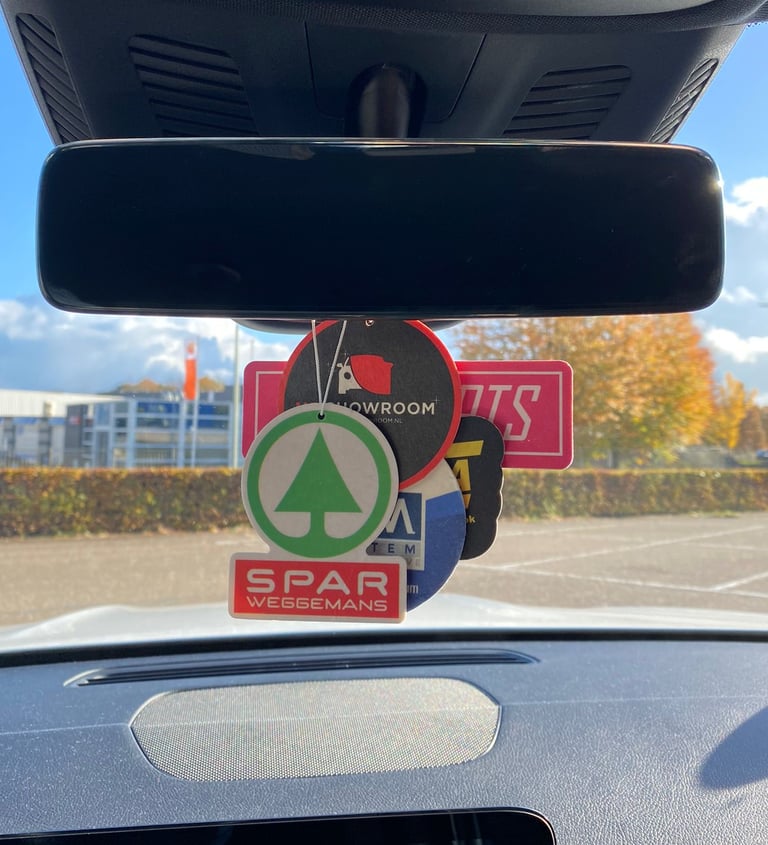 Bedrukte geurhangers aan binnenspiegel