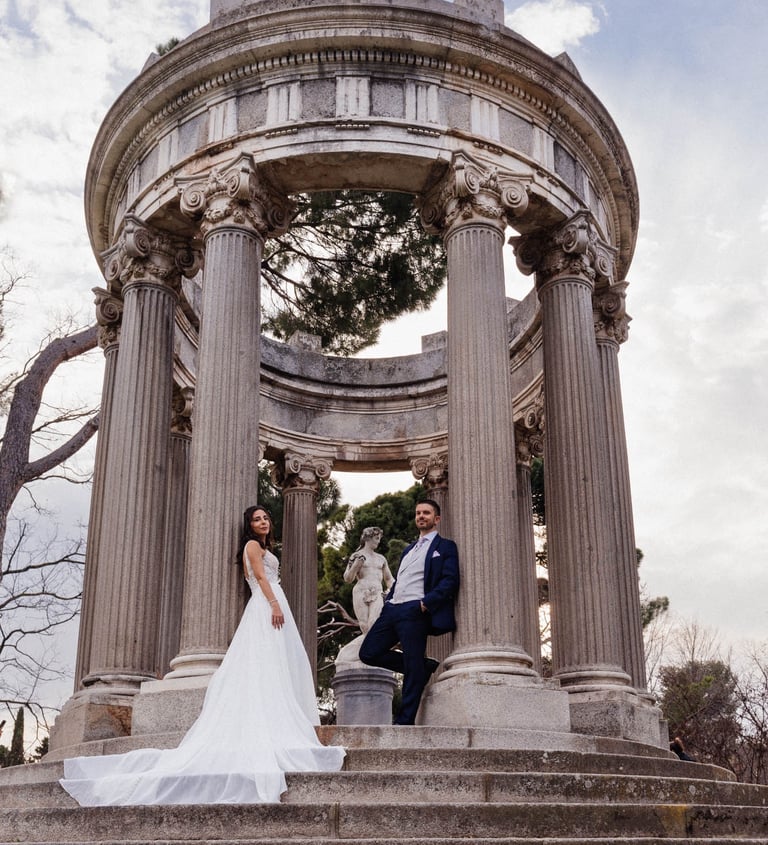 "Pareja heterosexual casada en pose frente al obelisco en Roma, celebrando su boda con amor y alegría."