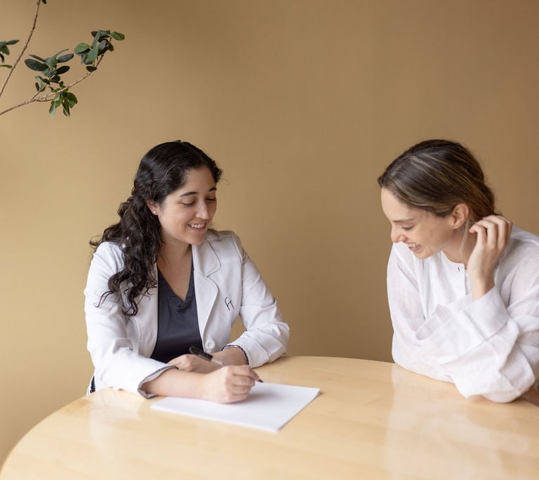 Fertility consultation in progress at Fertilidad Integral – compassionate patient guidance.