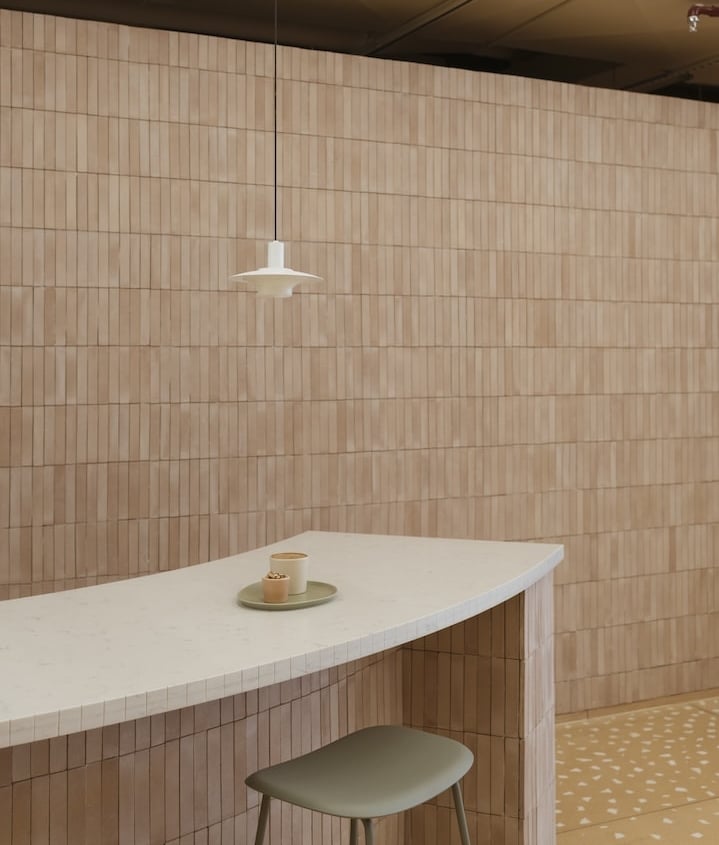 Modern interior space at Fertilidad Integral with soft tiles.