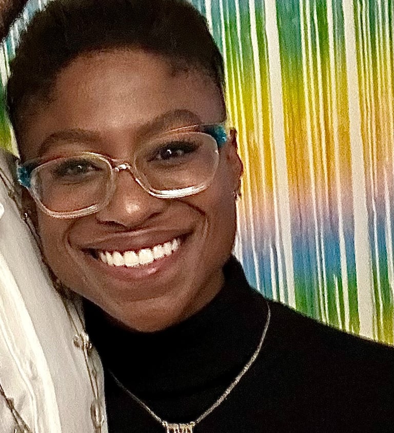 Headshot picture of Noa Minter in a black turtleneck sweater.