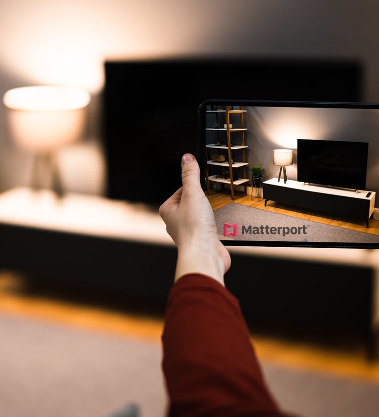 Una persona viendo un Tour virtual 360 desde una tablet