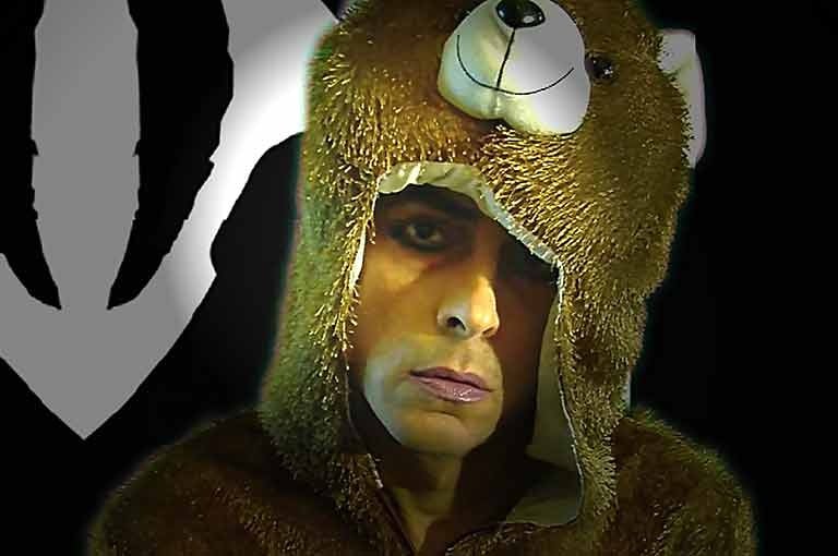 David Noir, autoportrait en combinaison à tête d'ours