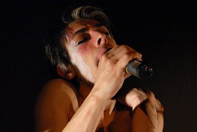 David Noir chantant à demi maquillé | Photo Karine Lhémon