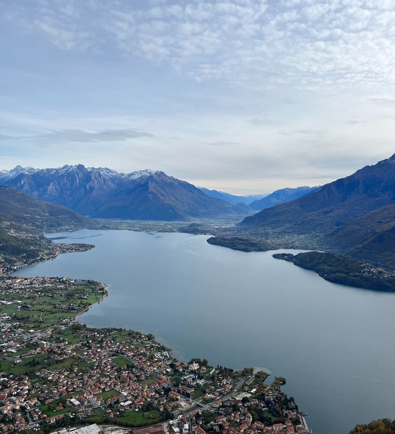 Vista del lago di Como, dei paesini a bordo lago e delle montagne circostanti.