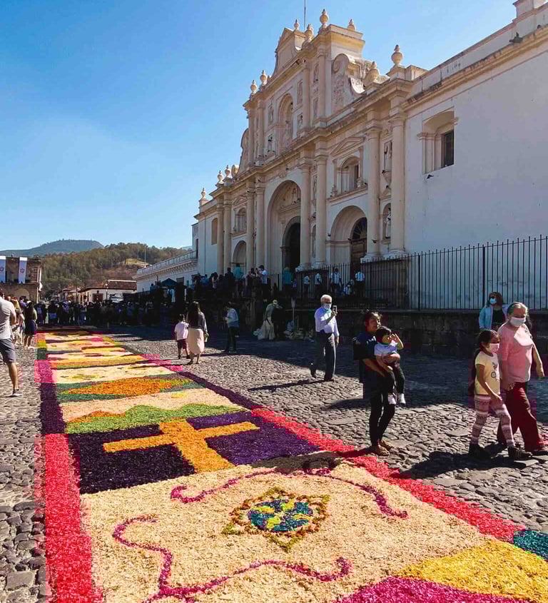 Tapis de fleurs colorées lors d’une procession à Antigua, Guatemala.