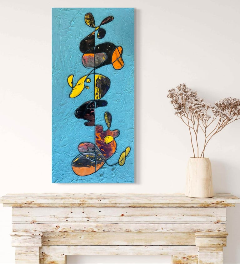 Œuvre d'art abstraite turquoise orange et jaune exposée dans un décor