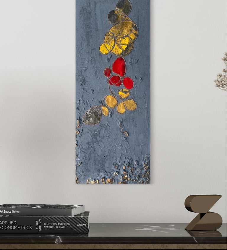 Œuvre d'art abstraite grise rouge et jaune sur MDF exposée dans un décor