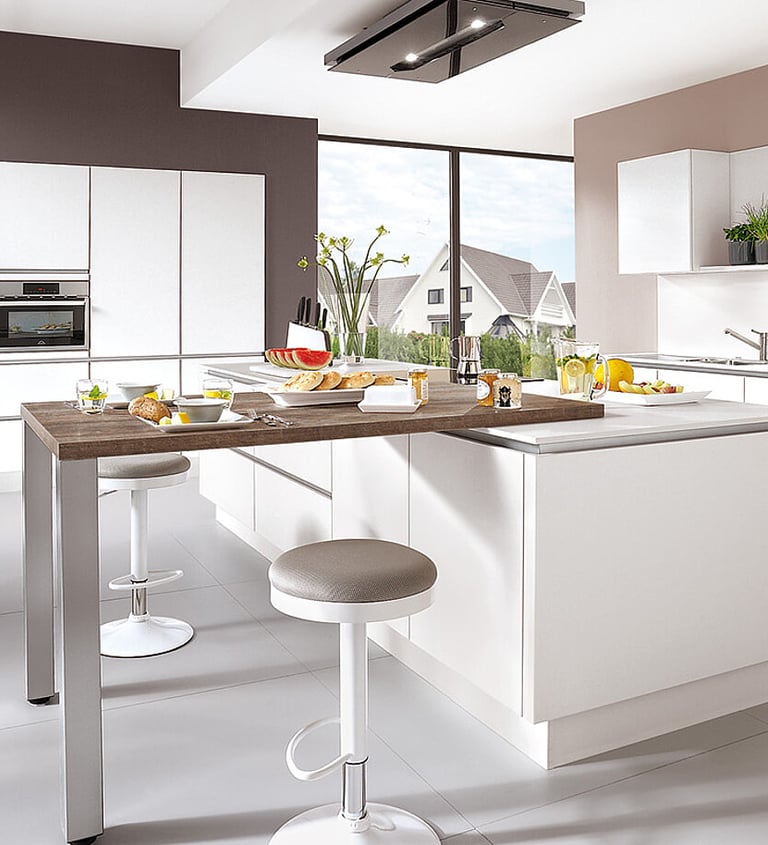 moderne grau/weiß/beige Küche mit gedeckter Kochinsel